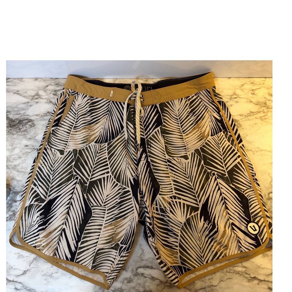 Vuori Mens Cruise Board Shorts Tan Black Tropical Palm Leaf Print Size 33